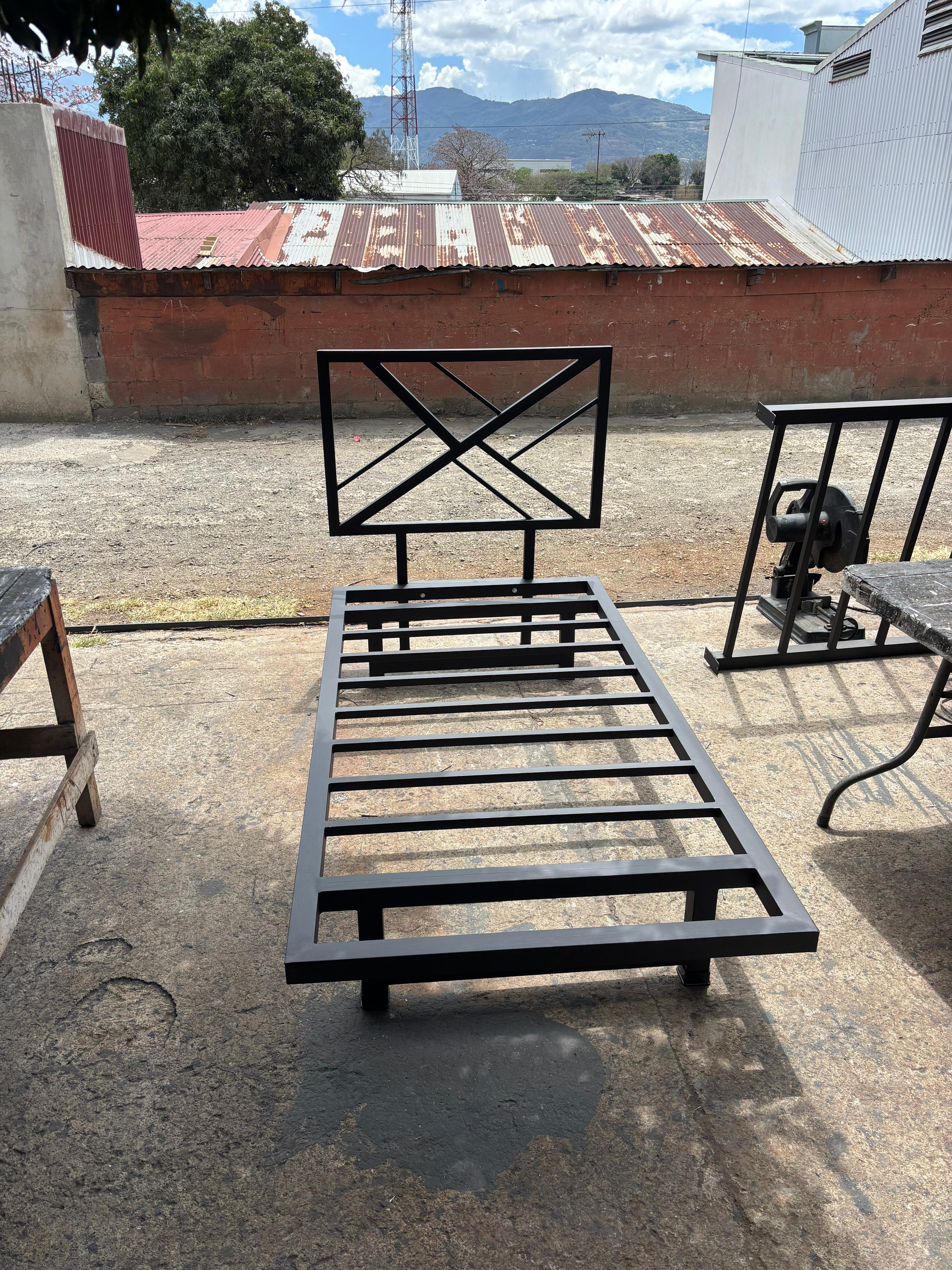 Cama individual con respaldar X